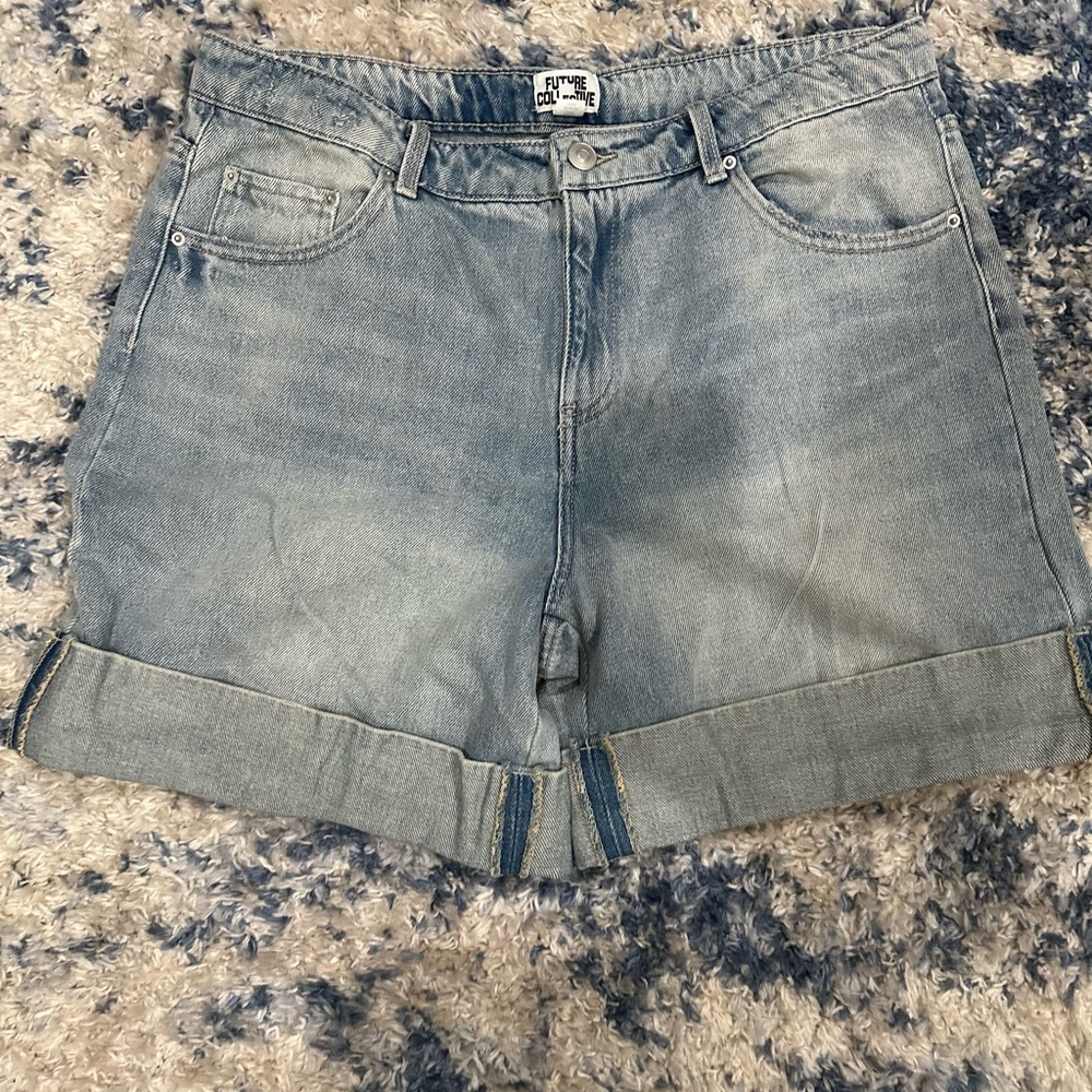 Women’s Mid-Rise Wide Cuff Baggy Denim Shorts - Picture 3 of 9